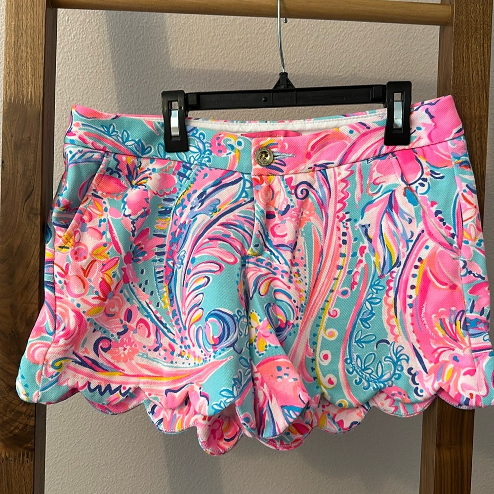 Lilly Pulitzer buttercup shorts size 4 in Isla de coco print